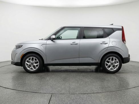 Used 2025 Kia Soul LX w/ LX Technology Package FWD image 5