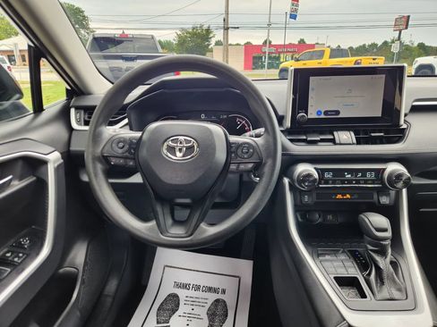Used 2025 Toyota RAV4 XLE AWD/4WD image 19