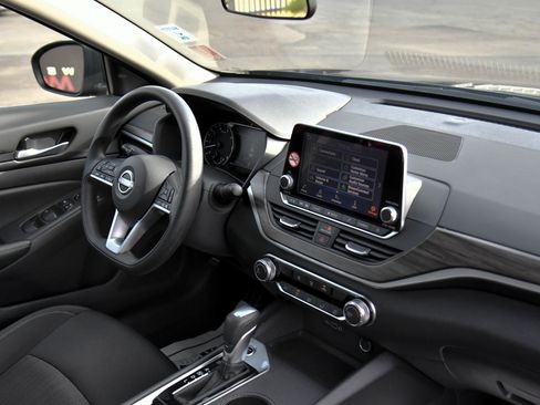 Used 2025 Nissan Altima 2.5 SV image 38