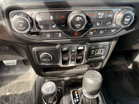 Used 2019 Jeep Wrangler Unlimited Sahara AWD/4WD image 29