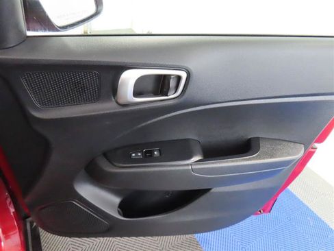 Used 2025 Hyundai Venue SEL FWD image 32