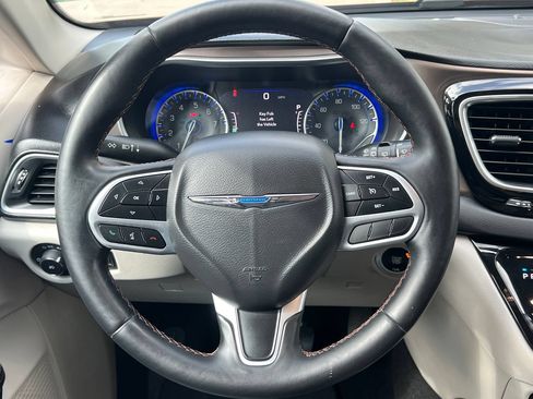 Used 2017 Chrysler Pacifica Touring-L Plus FWD image 14