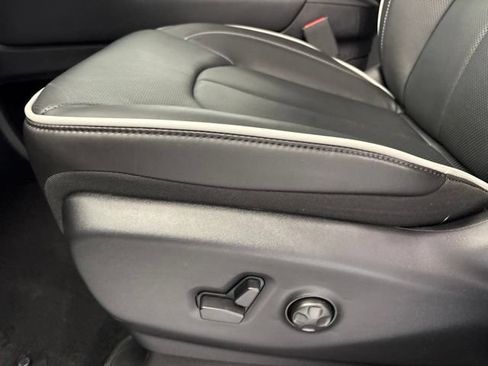 New 2027 Chrysler Pacifica Limited AWD/4WD image 14