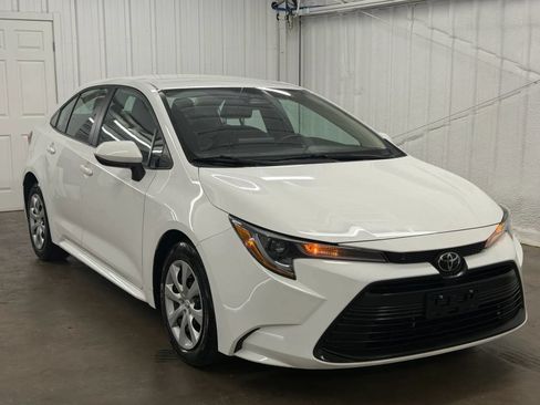 Used 2023 Toyota Corolla LE FWD image 2