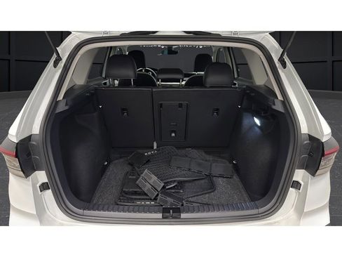 Used 2025 Volkswagen Taos SE w/ Panoramic Sunroof Package FWD image 26