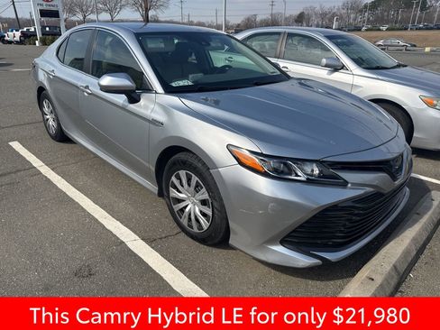 Used 2020 Toyota Camry LE image 3