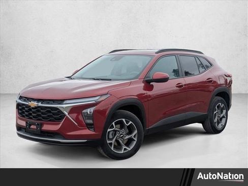 Used 2025 Chevrolet Trax LT FWD image 1
