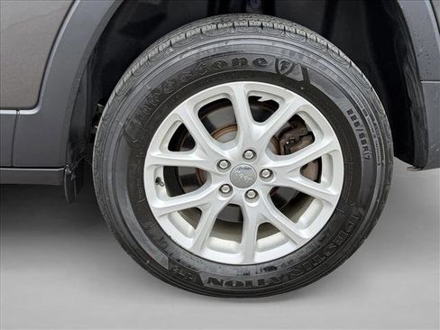 Used 2017 Jeep Cherokee Latitude w/ Cold Weather Group image 9