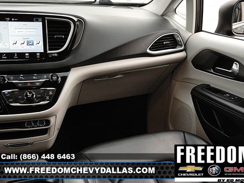 Used 2023 Chrysler Pacifica Touring-L FWD image 32