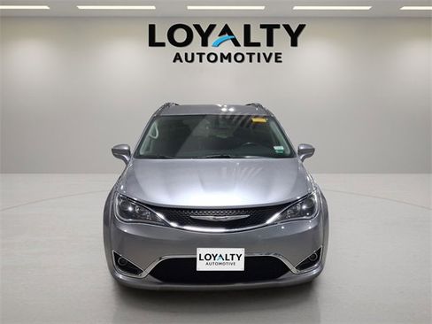 Used 2020 Chrysler Pacifica Touring-L image 8