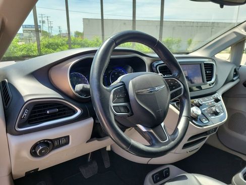Used 2018 Chrysler Pacifica Touring-L FWD image 21