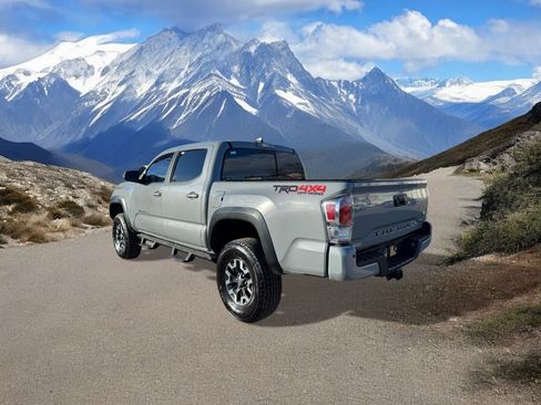 Used 2020 Toyota Tacoma TRD Off-Road w/ Technology Package image 3