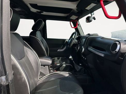 Used 2018 Jeep Wrangler Sahara w/ Connectivity Group AWD/4WD image 15