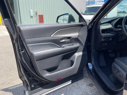 Used 2025 Toyota Grand Highlander AWD image 11