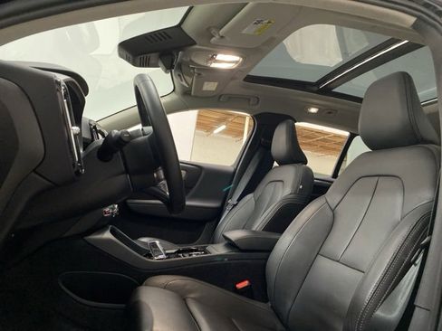 Used 2025 Volvo XC40 B5 Plus image 26