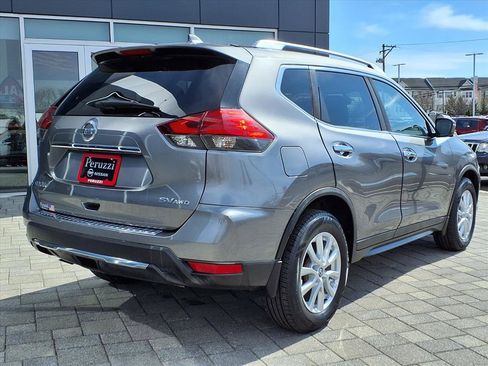 Used 2017 Nissan Rogue SV w/ SV Premium Package image 3