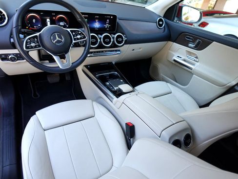 Used 2021 Mercedes-Benz GLA 250 4MATIC w/ Premium Package image 7