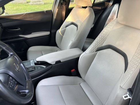 Used 2019 Lexus UX 200 w/ Premium Package FWD image 19