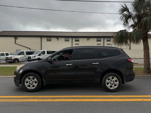Used 2017 Chevrolet Traverse LS FWD image 5