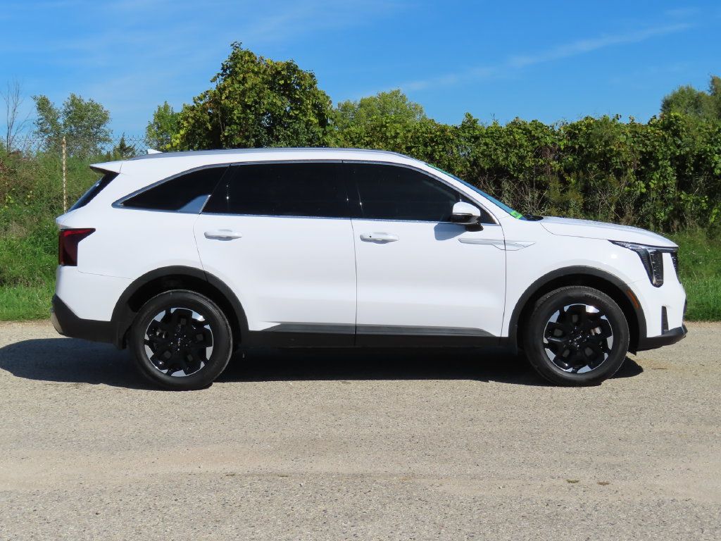 Used 2025 Kia Sorento S AWD/4WD image 2