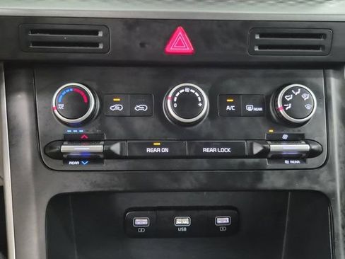 Used 2022 Kia Carnival LX FWD image 28