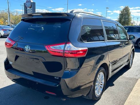 Used 2017 Toyota Sienna XLE image 6