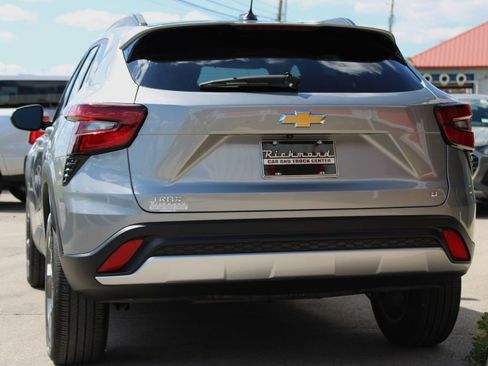 Used 2025 Chevrolet Trax LT w/ LT Convenience Package FWD image 5