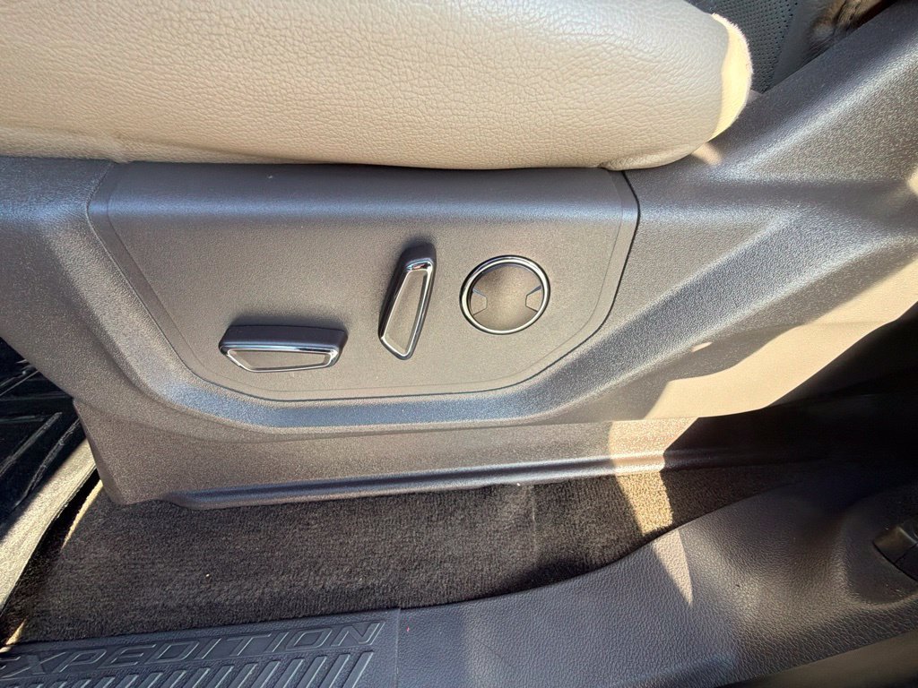 Used 2021 Ford Expedition Limited RWD image 16