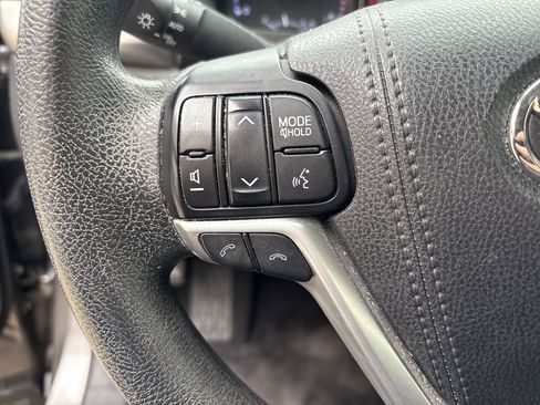 Used 2017 Toyota Highlander LE AWD/4WD image 23
