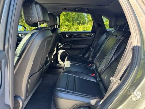 Used 2023 Porsche Cayenne AWD/4WD image 13