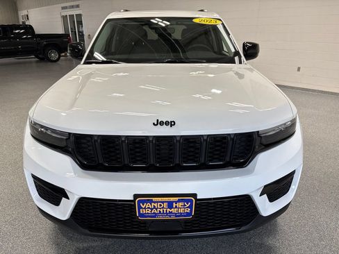 Used 2023 Jeep Grand Cherokee Limited w/ Black Appearance Package AWD/4WD image 2