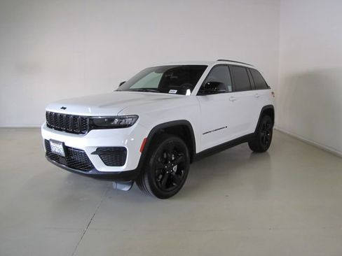 Used 2025 Jeep Grand Cherokee Altitude AWD/4WD image 1