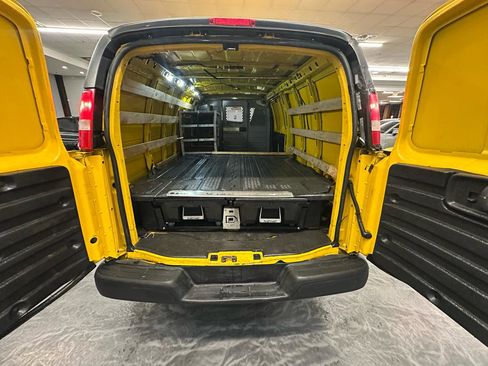 Used 2017 GMC Savana 2500 Extended RWD image 9