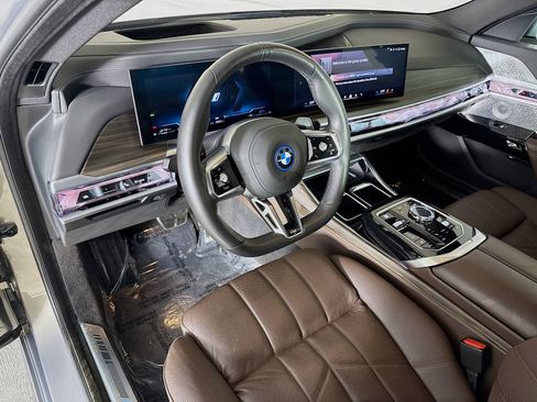 Used 2025 BMW 750e xDrive w/ Executive Package image 9