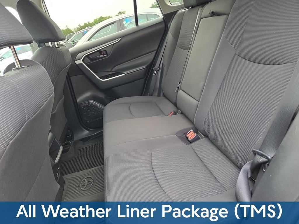 Used 2021 Toyota RAV4 LE AWD/4WD image 2