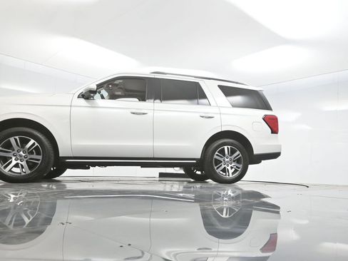 Used 2022 Ford Expedition XLT image 7