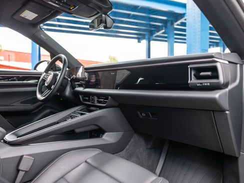 Certified 2025 Porsche Macan Electric RWD image 33