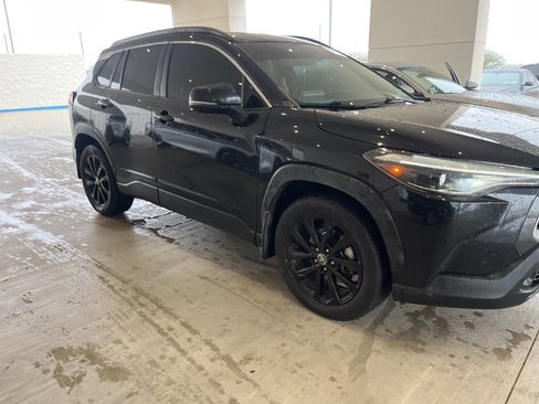 Used 2022 Toyota Corolla Cross XLE w/ Convenience Package FWD image 2