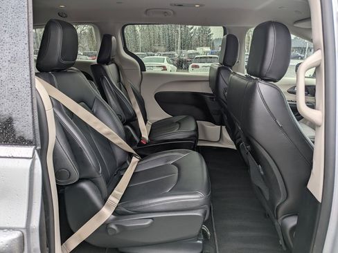 Used 2024 Chrysler Pacifica Select image 38