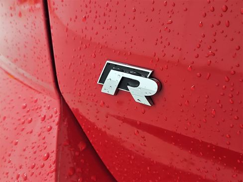 Used 2018 Volkswagen Golf R 4-Door image 12