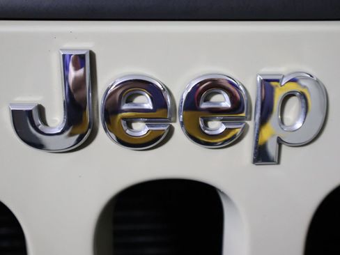 Used 2018 Jeep Wrangler Rubicon w/ Power Convenience Group image 25