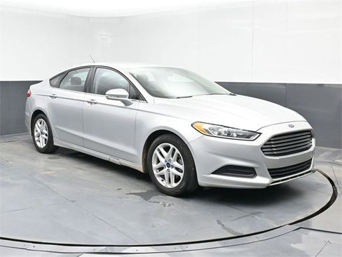 Used 2016 Ford Fusion SE image 2
