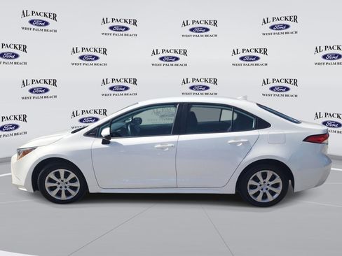 Used 2022 Toyota Corolla LE FWD image 2