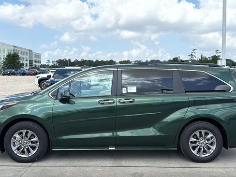 New 2026 Toyota Sienna XLE FWD image 2