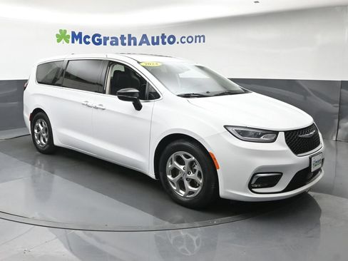 Used 2024 Chrysler Pacifica Limited FWD image 2