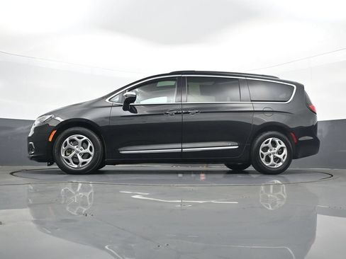 Used 2023 Chrysler Pacifica Limited FWD image 29