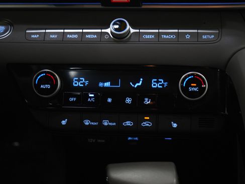 Used 2025 Hyundai Elantra SEL FWD image 17