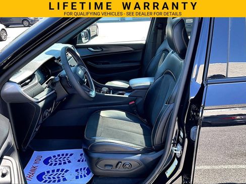 Used 2025 Jeep Grand Cherokee Altitude RWD image 21