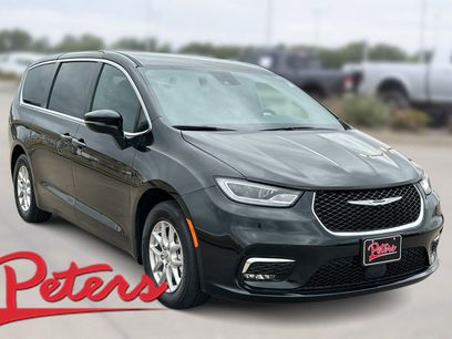 Used 2025 Chrysler Pacifica Select