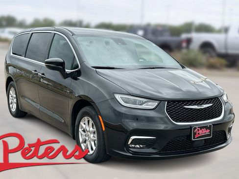 Used 2025 Chrysler Pacifica Select image 1